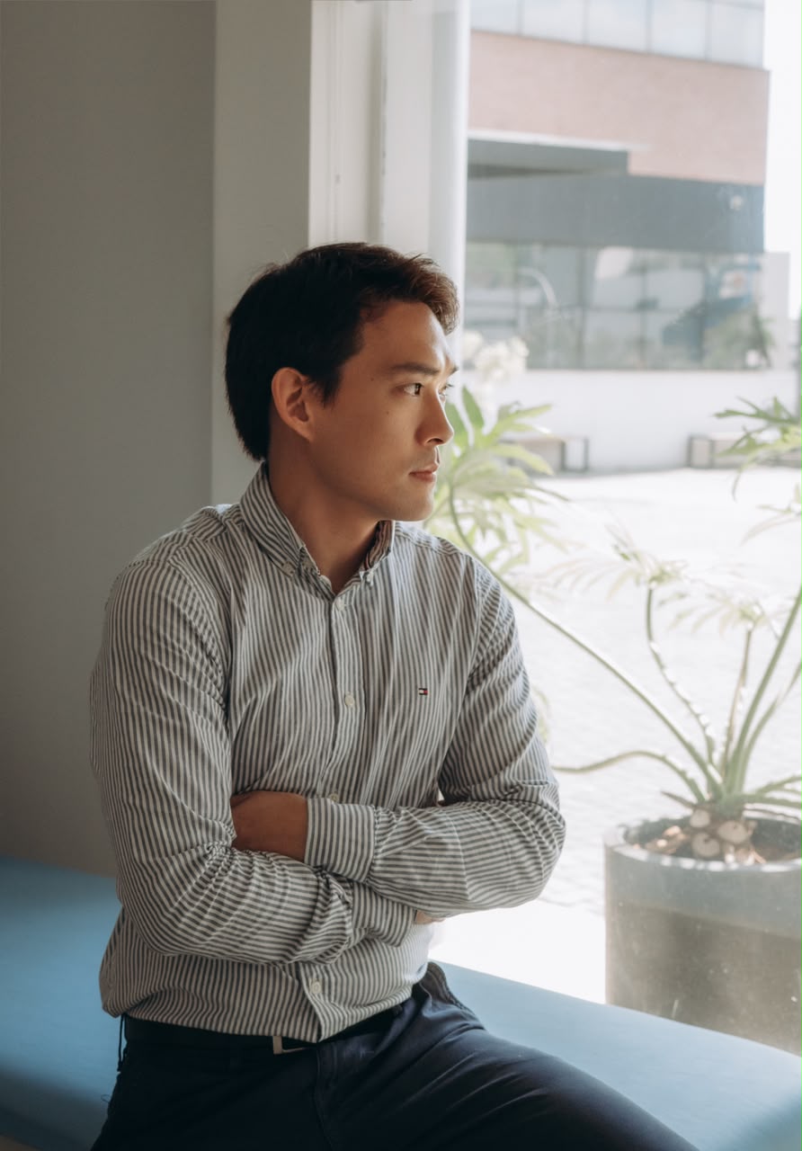 Médico com criança em consulta de neurodesenvolvimento