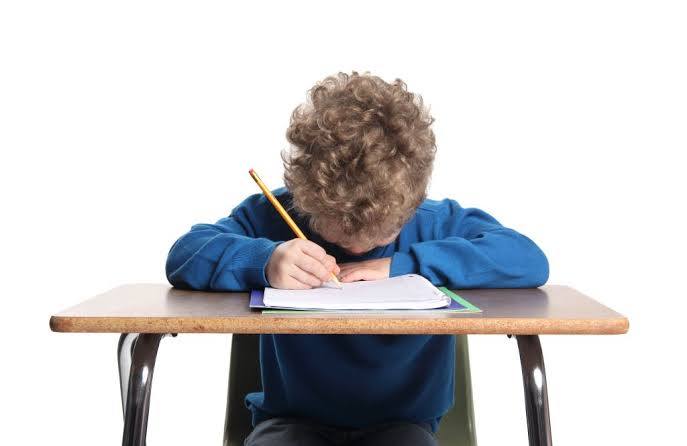 Criança com dificuldade escolar e de aprendizagem